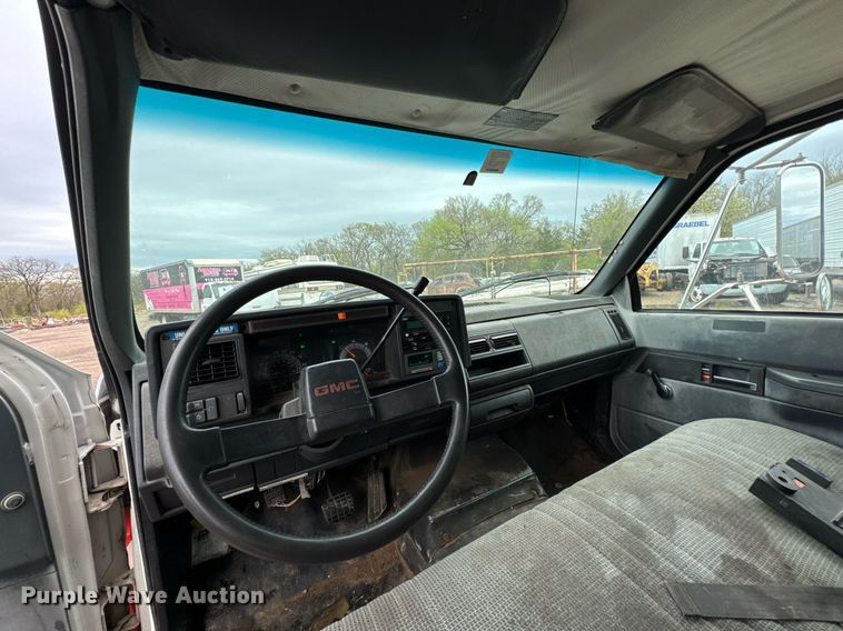 image for item DO0789 2000 GMC C6 box truck