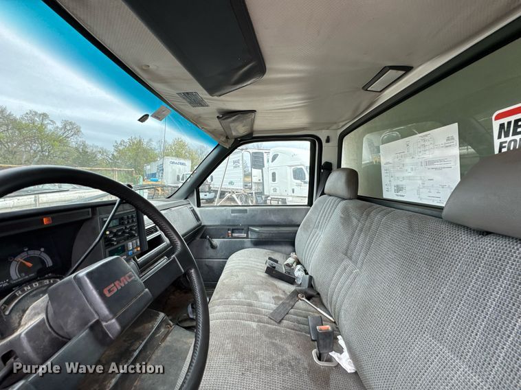 image for item DO0789 2000 GMC C6 box truck