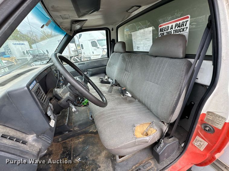 image for item DO0789 2000 GMC C6 box truck