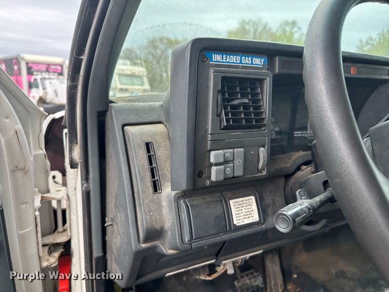 image for item DO0789 2000 GMC C6 box truck