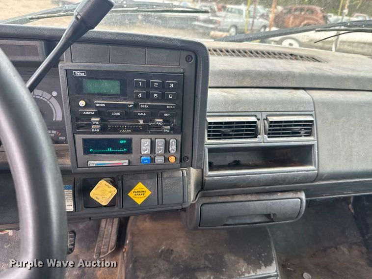 image for item DO0789 2000 GMC C6 box truck