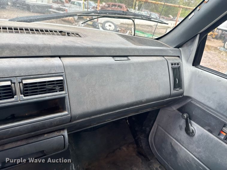 image for item DO0789 2000 GMC C6 box truck