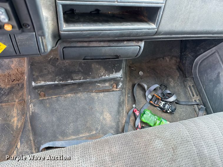 image for item DO0789 2000 GMC C6 box truck