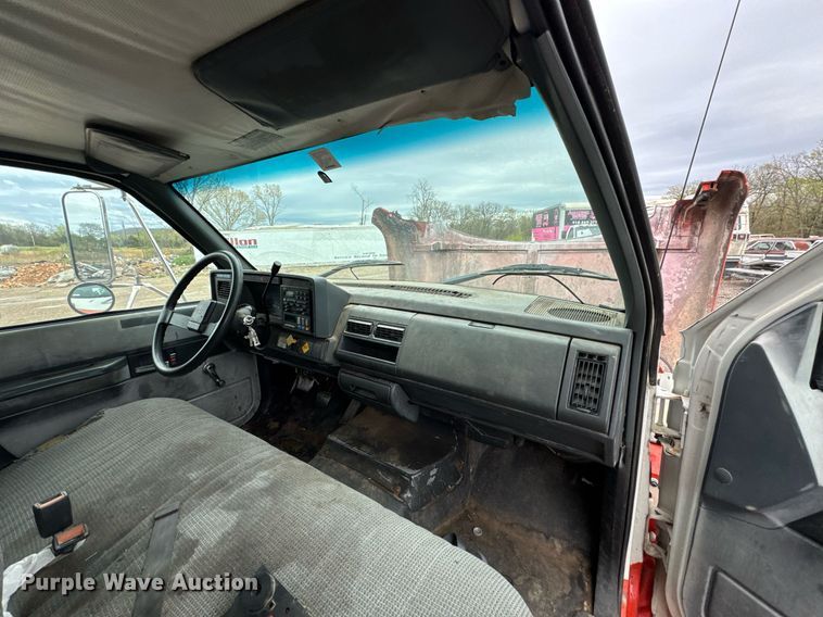 image for item DO0789 2000 GMC C6 box truck