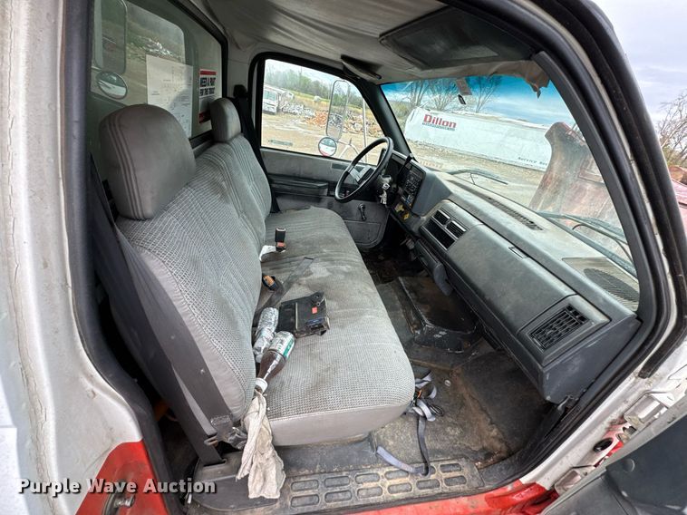 image for item DO0789 2000 GMC C6 box truck