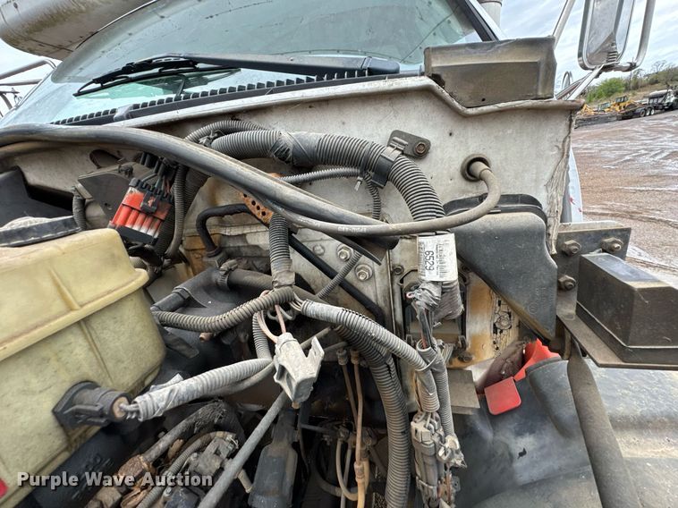 image for item DO0789 2000 GMC C6 box truck