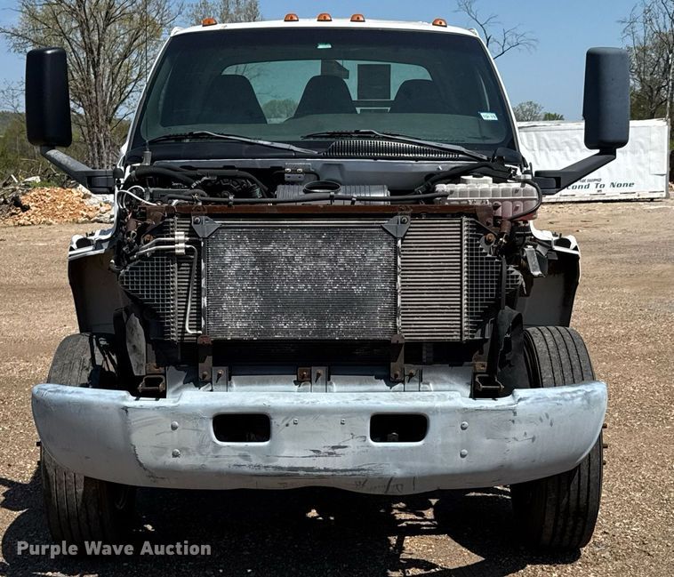 image for item DO0790 2004 GMC C7500 truck cab and chassis
