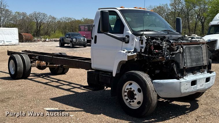 image for item DO0790 2004 GMC C7500 truck cab and chassis