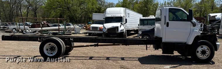 image for item DO0790 2004 GMC C7500 truck cab and chassis
