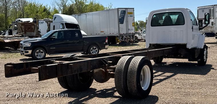 image for item DO0790 2004 GMC C7500 truck cab and chassis