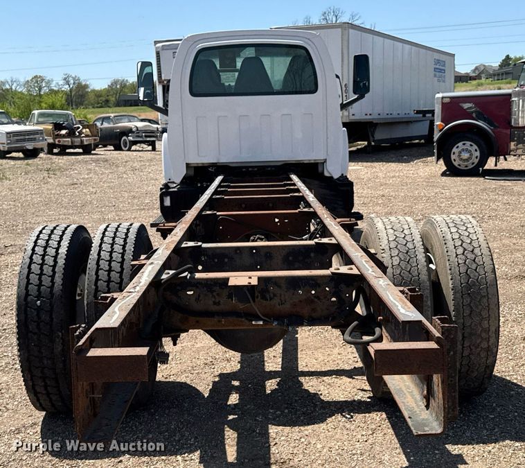 image for item DO0790 2004 GMC C7500 truck cab and chassis