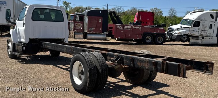 image for item DO0790 2004 GMC C7500 truck cab and chassis