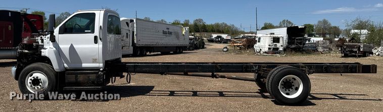 image for item DO0790 2004 GMC C7500 truck cab and chassis