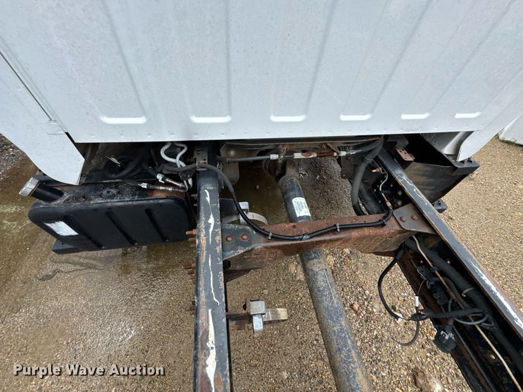 image for item DO0790 2004 GMC C7500 truck cab and chassis