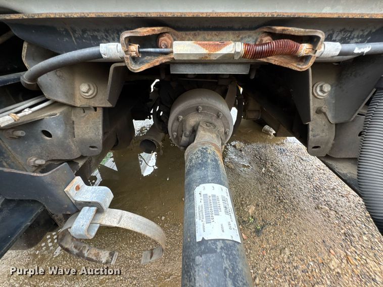 image for item DO0790 2004 GMC C7500 truck cab and chassis