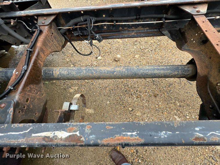 image for item DO0790 2004 GMC C7500 truck cab and chassis