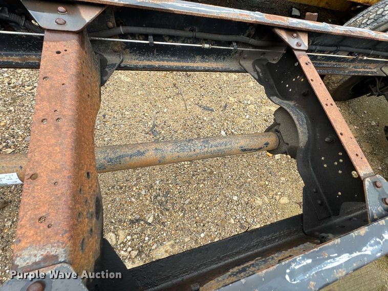 image for item DO0790 2004 GMC C7500 truck cab and chassis