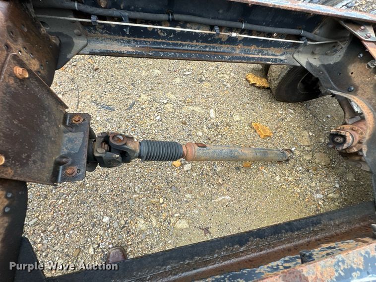 image for item DO0790 2004 GMC C7500 truck cab and chassis