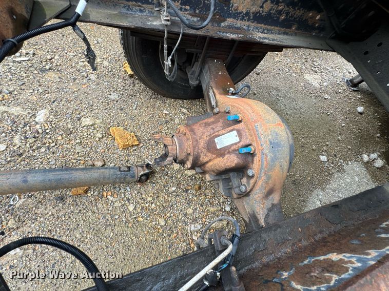 image for item DO0790 2004 GMC C7500 truck cab and chassis