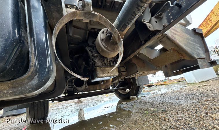 image for item DO0790 2004 GMC C7500 truck cab and chassis