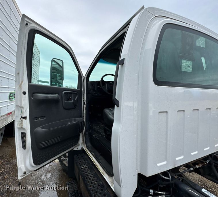 image for item DO0790 2004 GMC C7500 truck cab and chassis