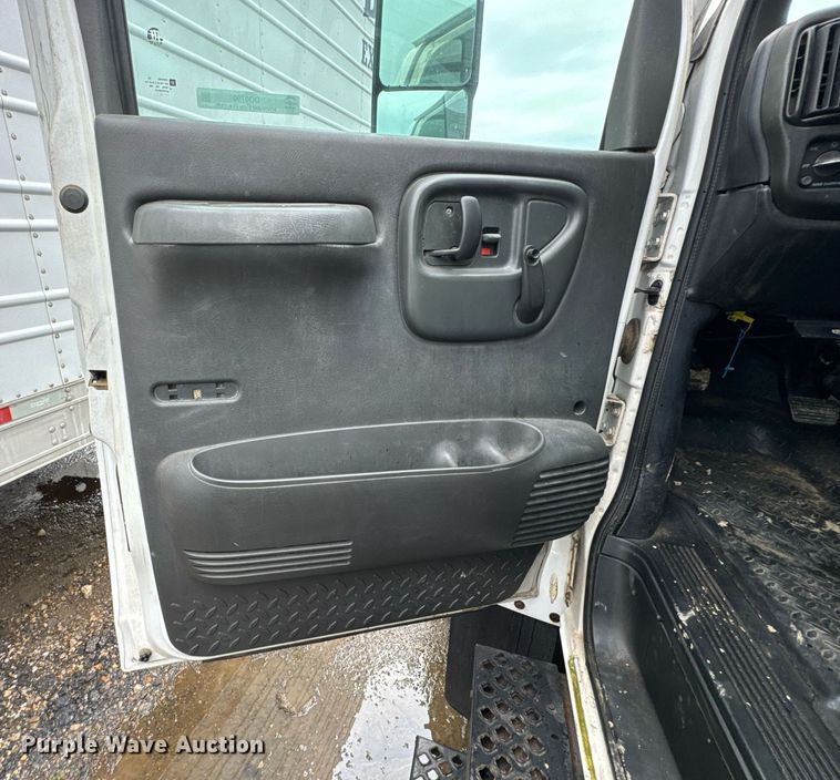 image for item DO0790 2004 GMC C7500 truck cab and chassis