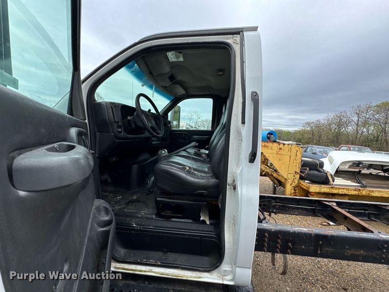 image for item DO0790 2004 GMC C7500 truck cab and chassis