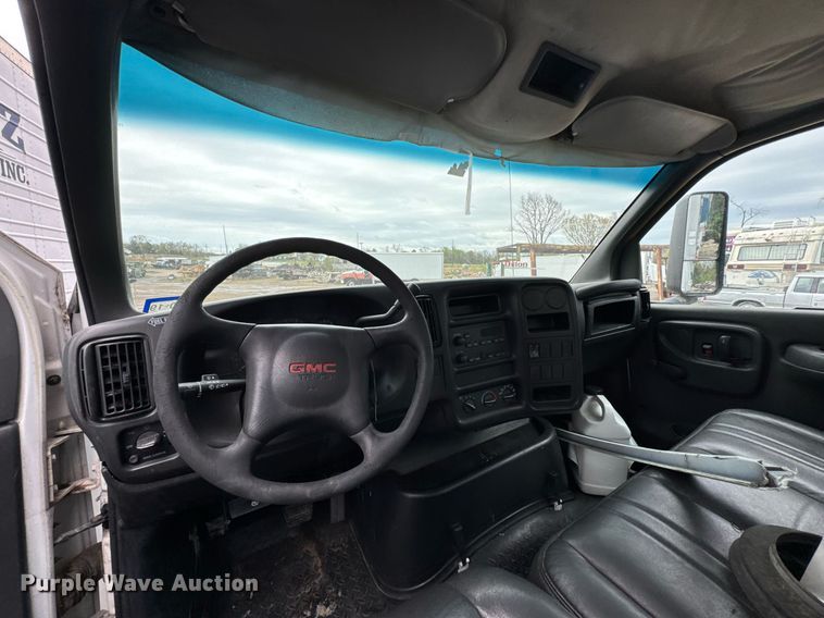image for item DO0790 2004 GMC C7500 truck cab and chassis