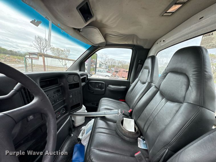 image for item DO0790 2004 GMC C7500 truck cab and chassis