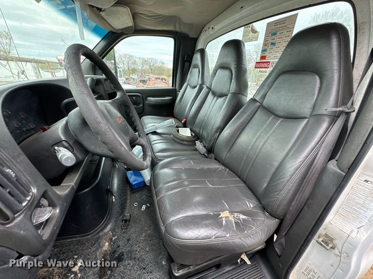image for item DO0790 2004 GMC C7500 truck cab and chassis