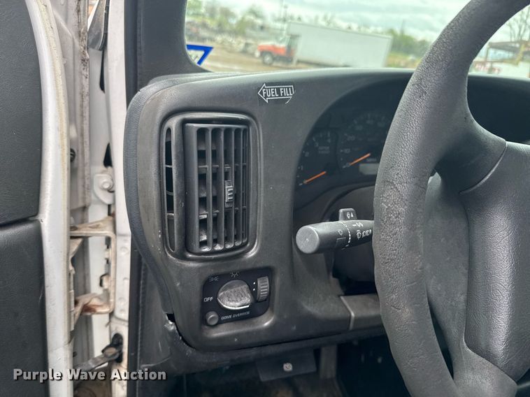 image for item DO0790 2004 GMC C7500 truck cab and chassis