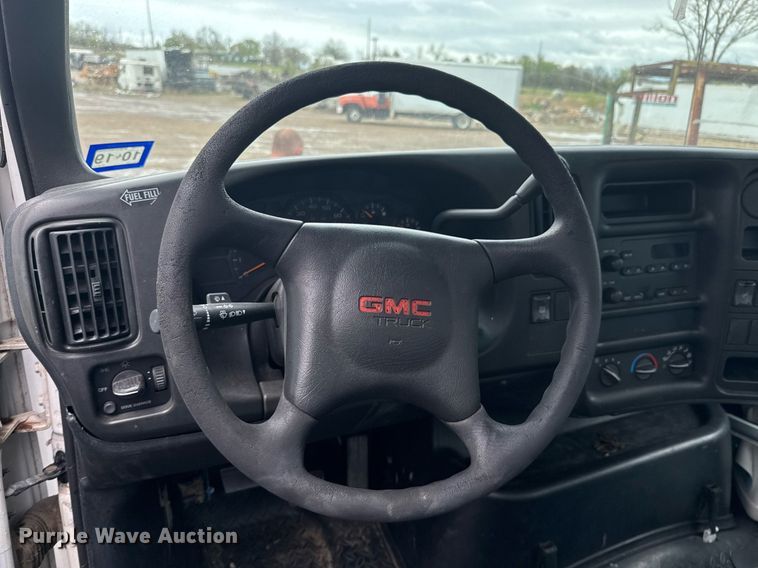 image for item DO0790 2004 GMC C7500 truck cab and chassis