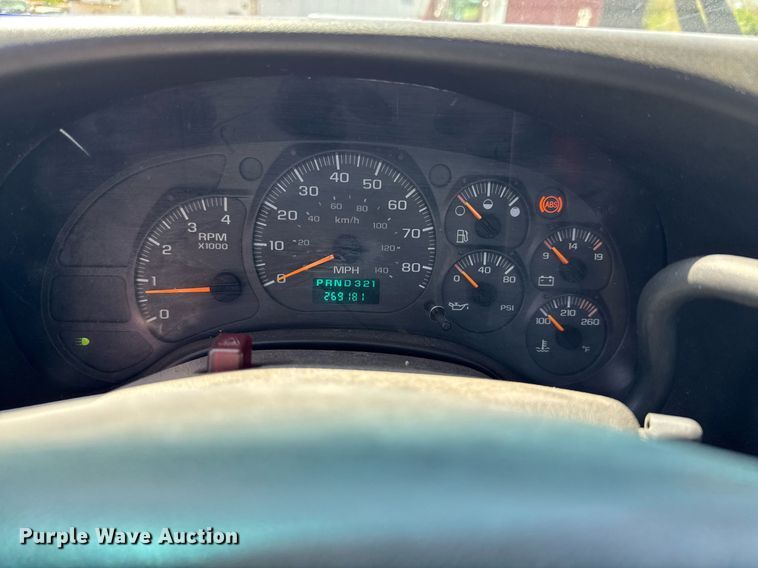 image for item DO0790 2004 GMC C7500 truck cab and chassis