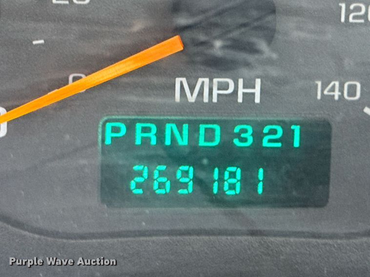 image for item DO0790 2004 GMC C7500 truck cab and chassis