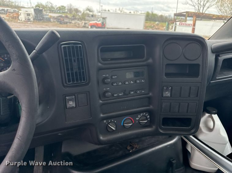 image for item DO0790 2004 GMC C7500 truck cab and chassis