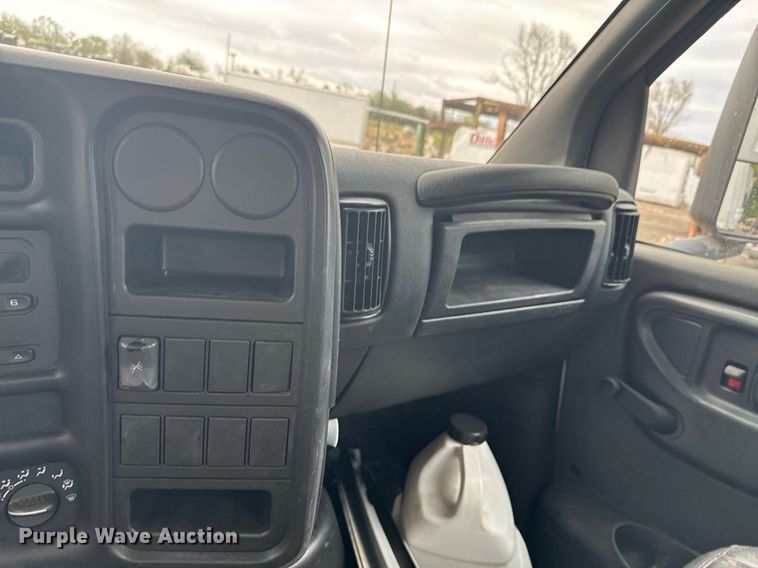 image for item DO0790 2004 GMC C7500 truck cab and chassis