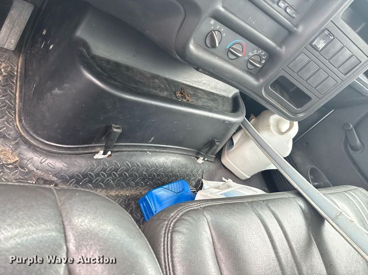 image for item DO0790 2004 GMC C7500 truck cab and chassis