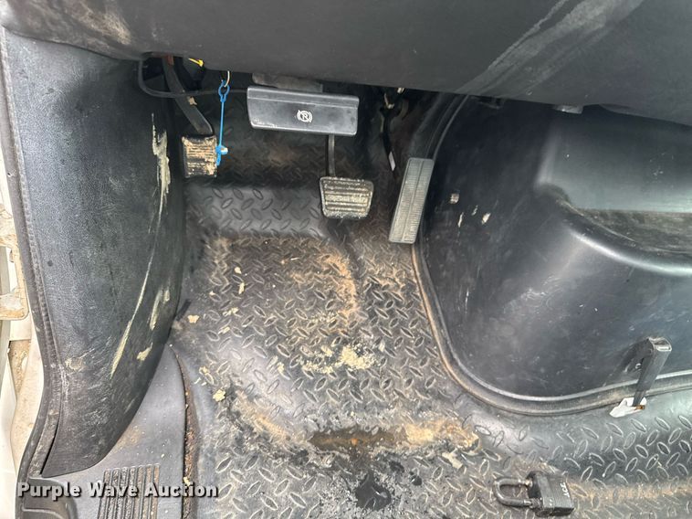 image for item DO0790 2004 GMC C7500 truck cab and chassis