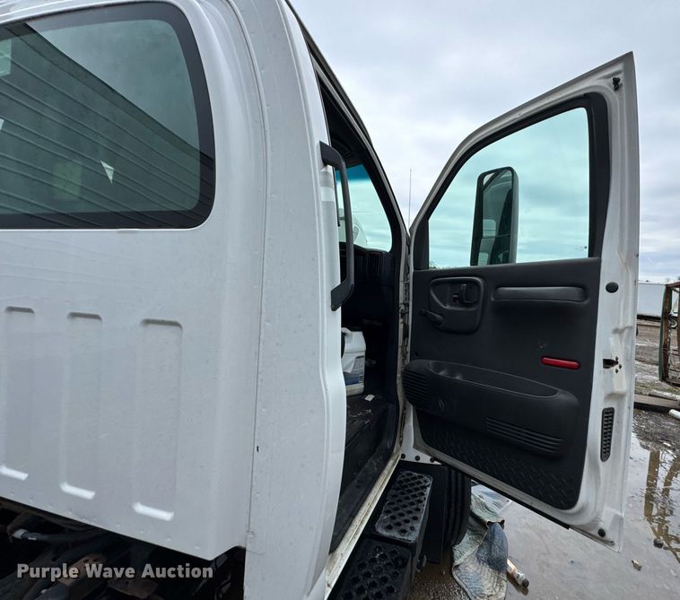 image for item DO0790 2004 GMC C7500 truck cab and chassis