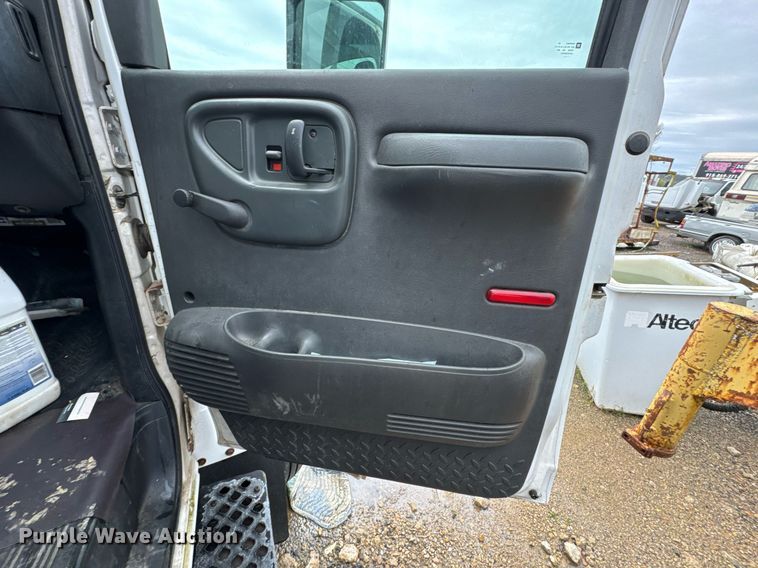 image for item DO0790 2004 GMC C7500 truck cab and chassis