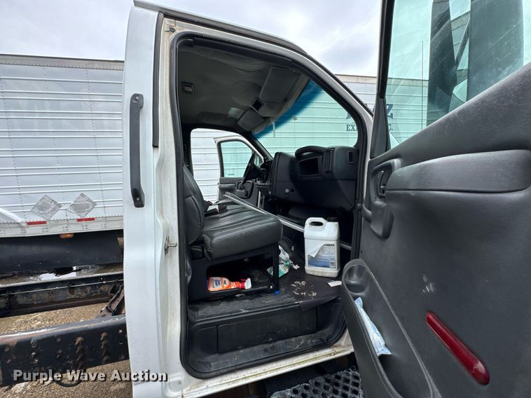 image for item DO0790 2004 GMC C7500 truck cab and chassis