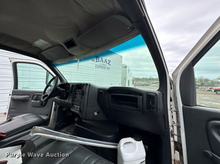 image for item DO0790 2004 GMC C7500 truck cab and chassis