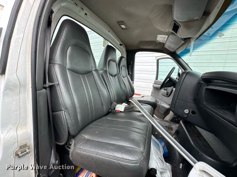 image for item DO0790 2004 GMC C7500 truck cab and chassis