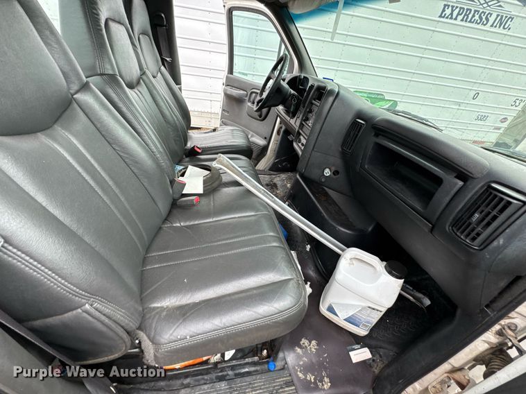 image for item DO0790 2004 GMC C7500 truck cab and chassis