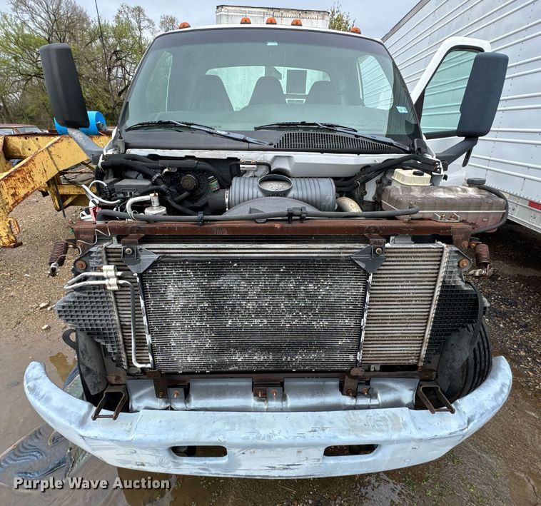 image for item DO0790 2004 GMC C7500 truck cab and chassis