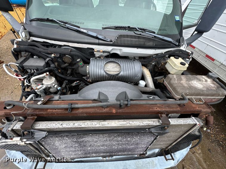 image for item DO0790 2004 GMC C7500 truck cab and chassis