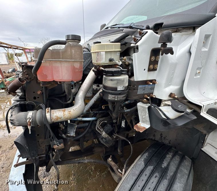 image for item DO0790 2004 GMC C7500 truck cab and chassis