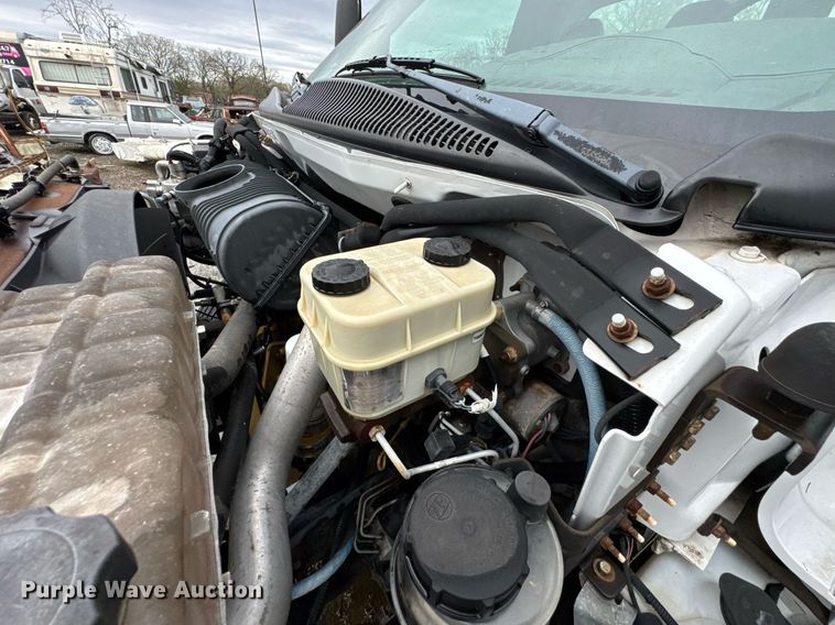 image for item DO0790 2004 GMC C7500 truck cab and chassis