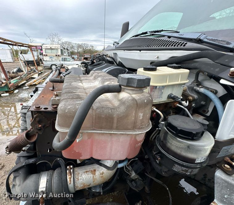 image for item DO0790 2004 GMC C7500 truck cab and chassis