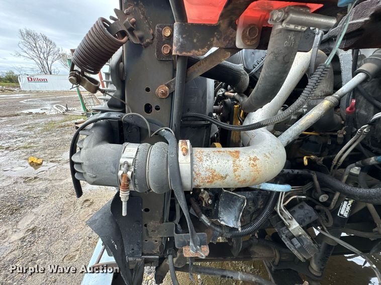 image for item DO0790 2004 GMC C7500 truck cab and chassis